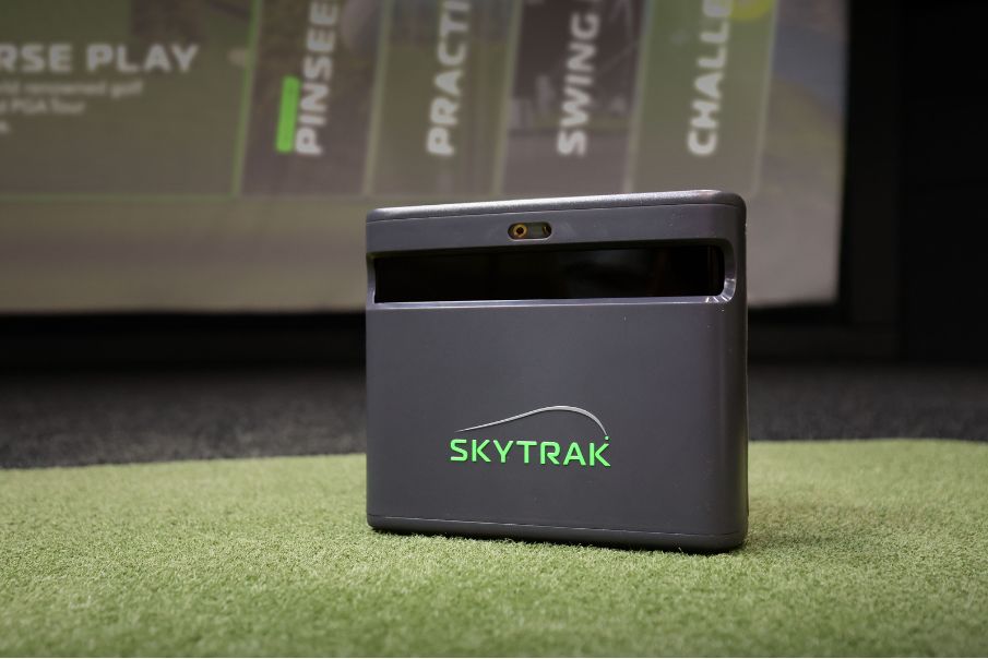 SKYTRAK ST MAX launch monitor measuring ball speed and spin data for a Callaway Chrome Tour golf ball fitting
